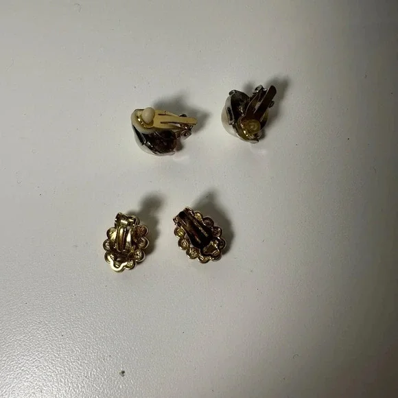 Set of two vintage  clip on earrings - Picture 2 of 6